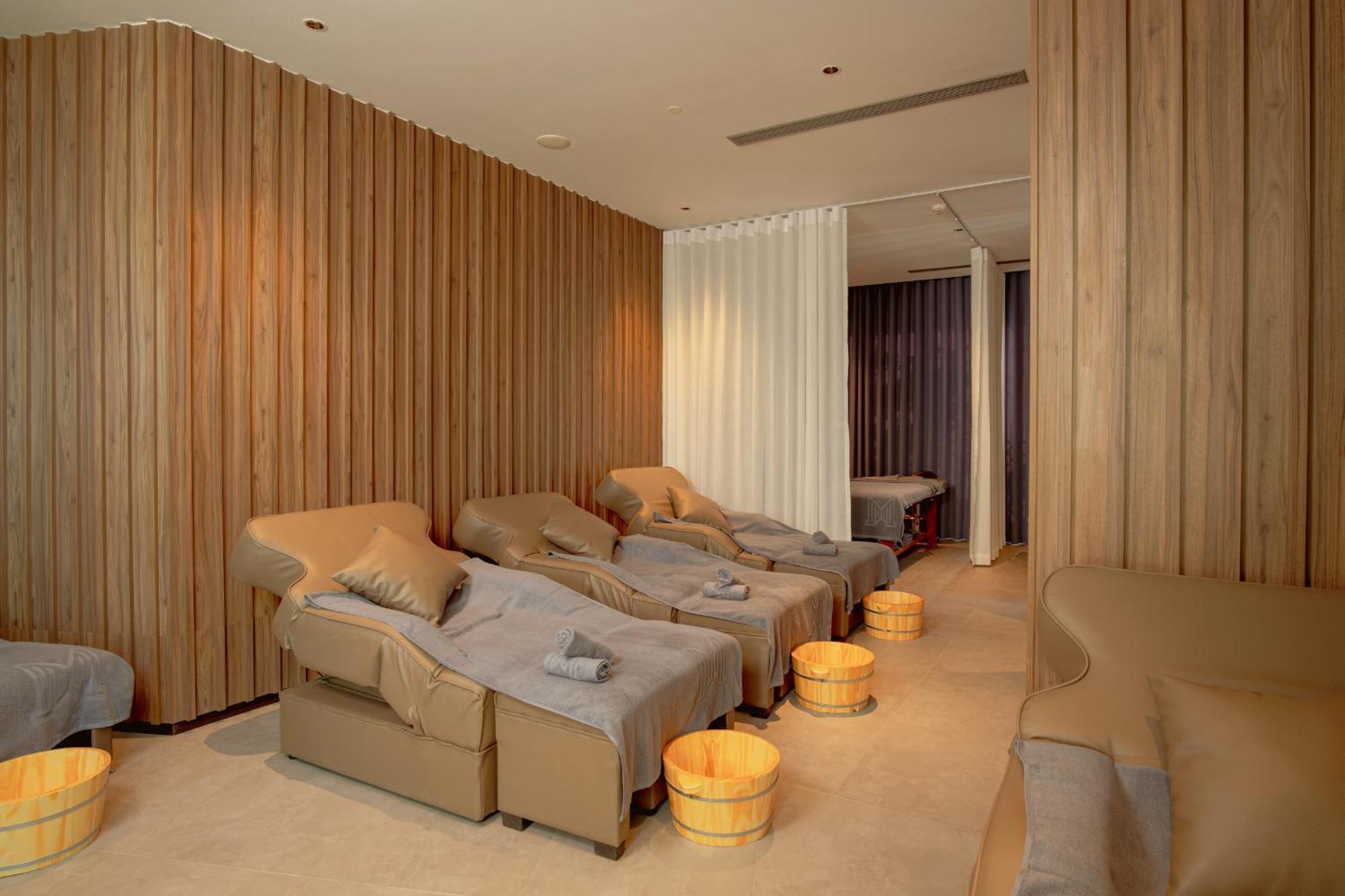 M Hotel Danang Экстерьер фото A foot reflexology room at a spa