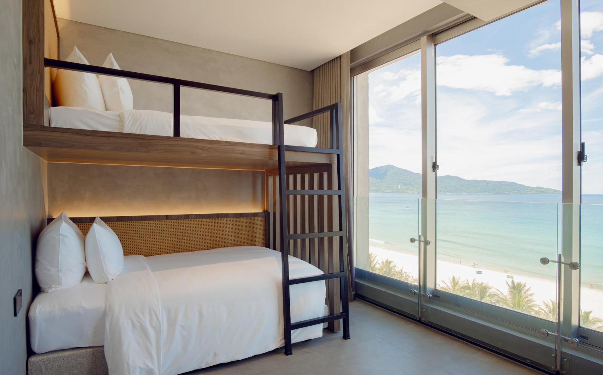 M Hotel Danang Экстерьер фото Family room with bunk beds
