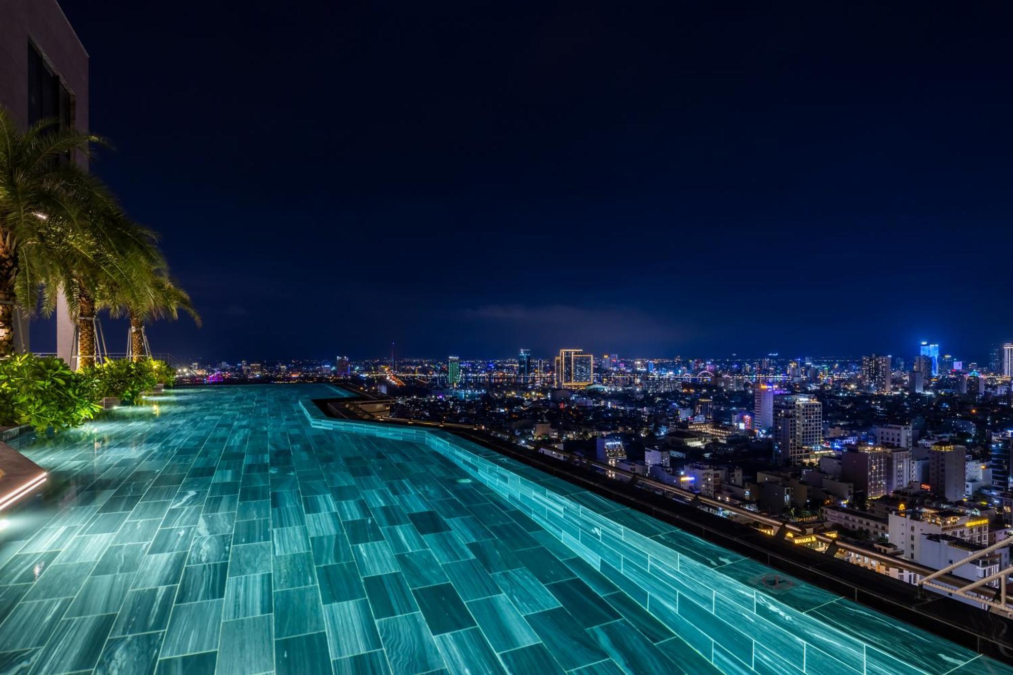 M Hotel Danang Экстерьер фото Infinity pool at the 33rd floor of the hotel