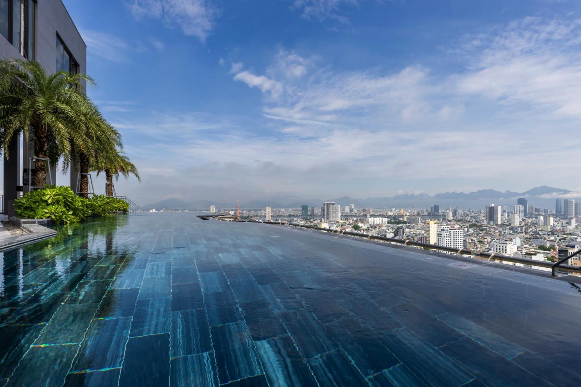 M Hotel Danang Экстерьер фото Infinity pool at the top of the building