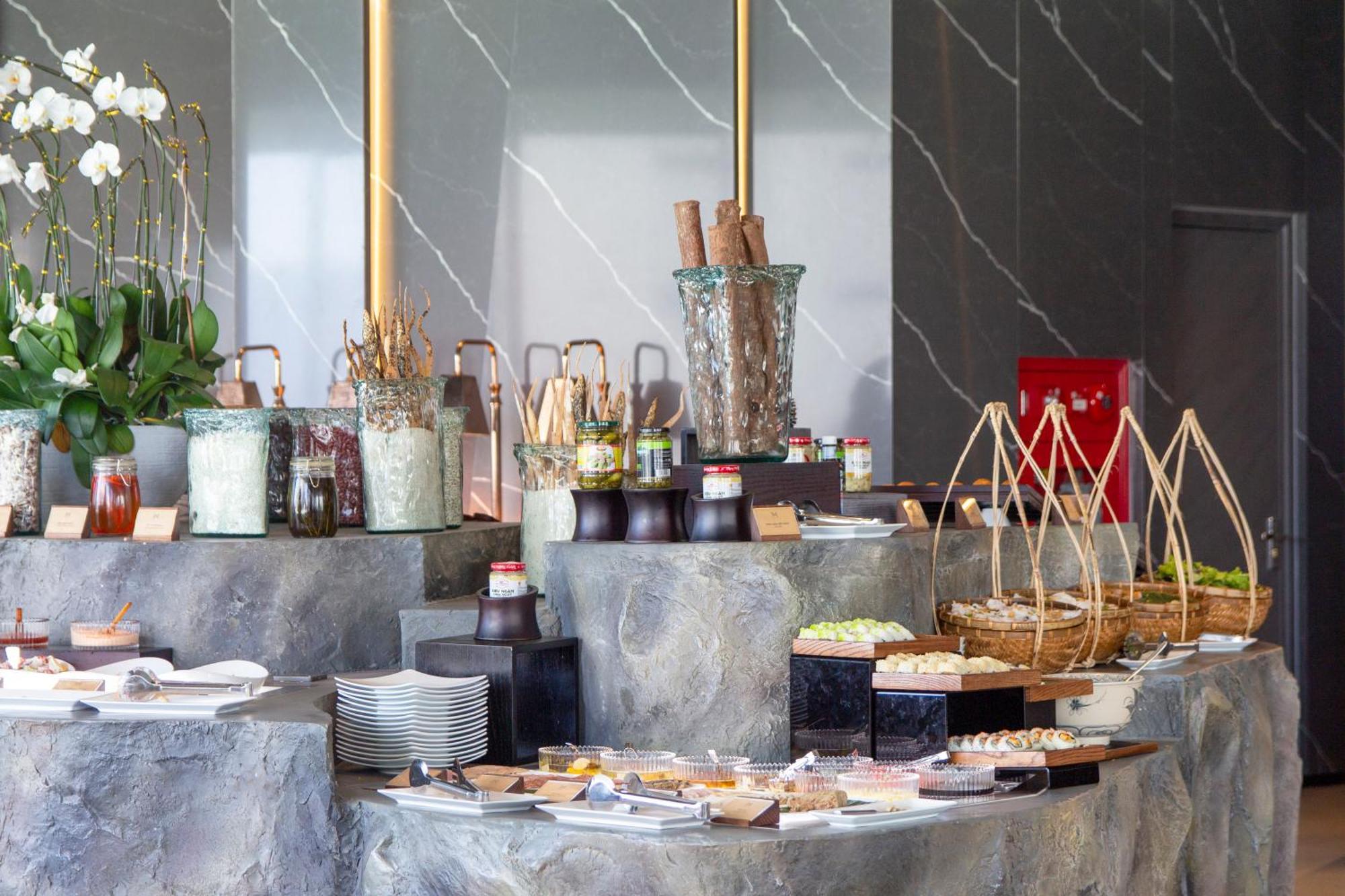 M Hotel Danang Экстерьер фото A buffet at a hotel