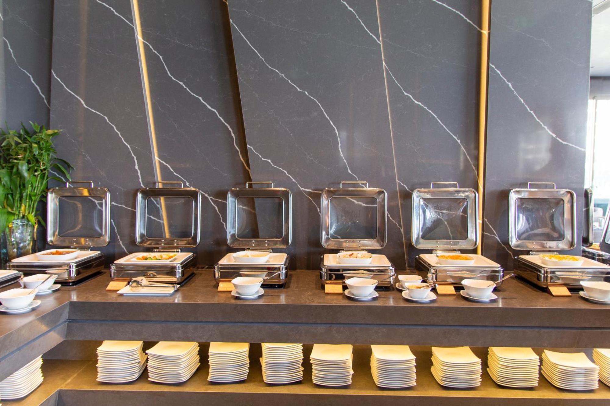 M Hotel Danang Экстерьер фото A buffet at a hotel